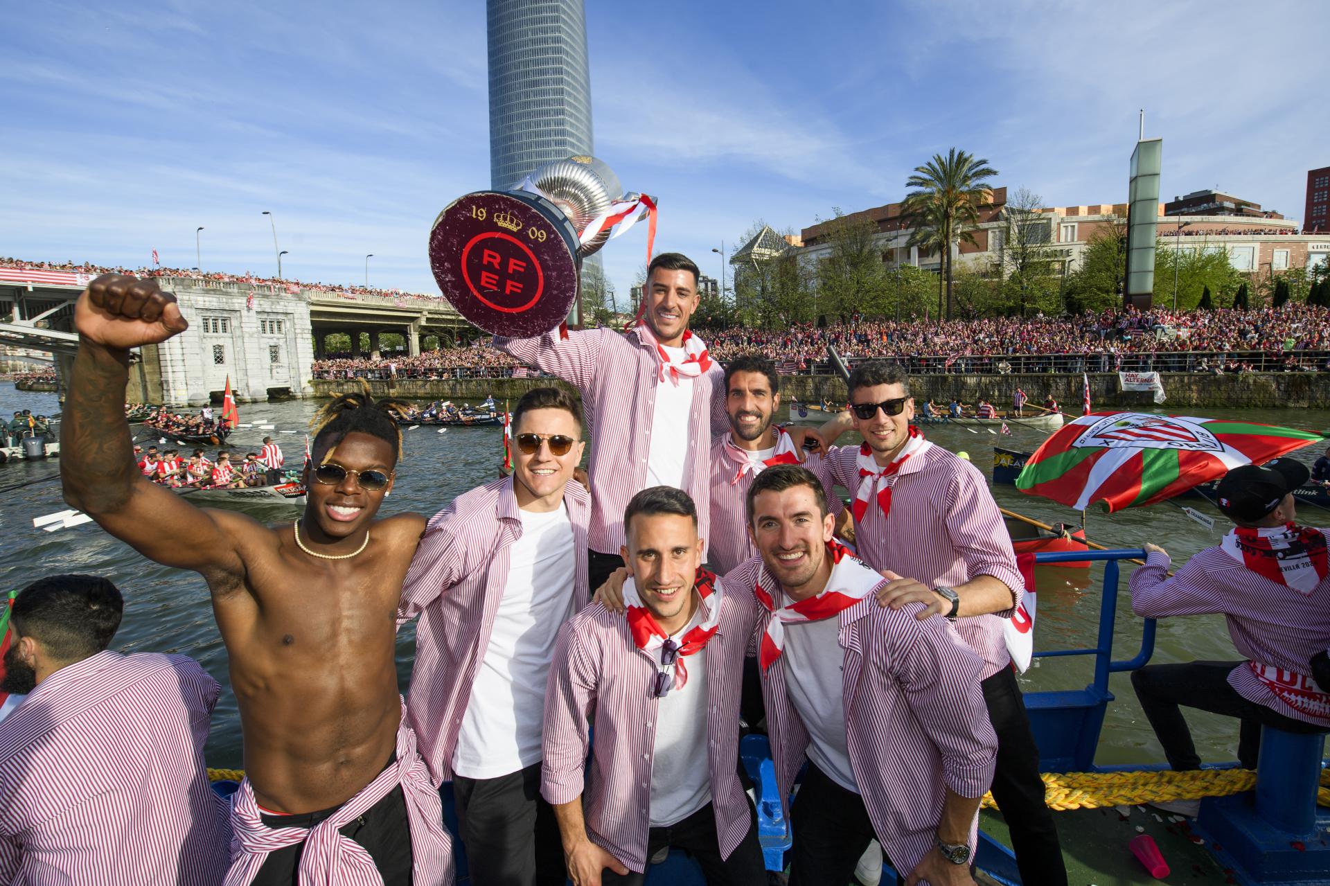 Raúl García celebra en la ría de Bilbao con la Gabarra el título de Copa del Rey