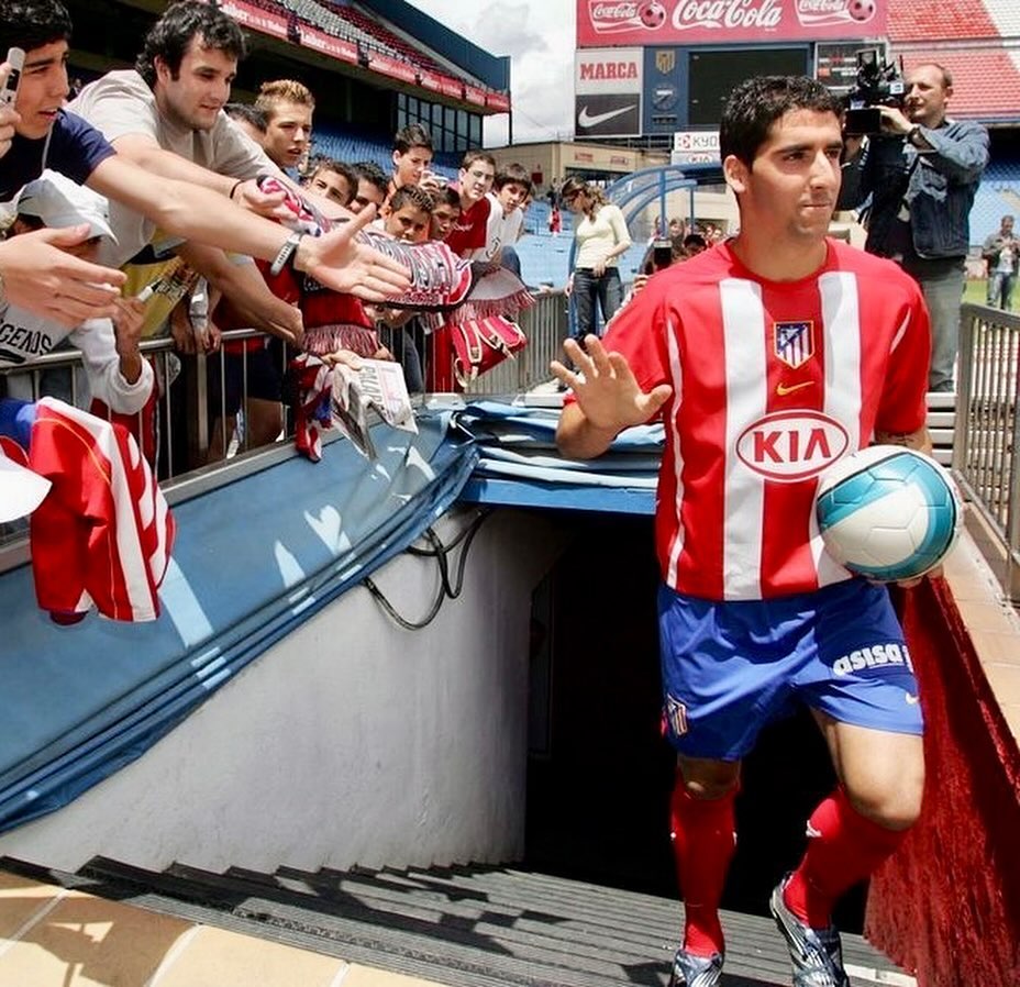 Raúl García durante su presentación con el Atlético de Madrid en el Vicente Calderón