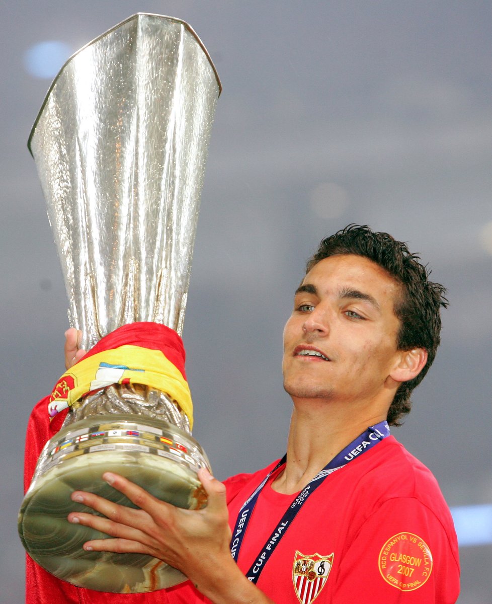 Jesús Navas alza el primero de sus cuatro trofeos de Europa League
