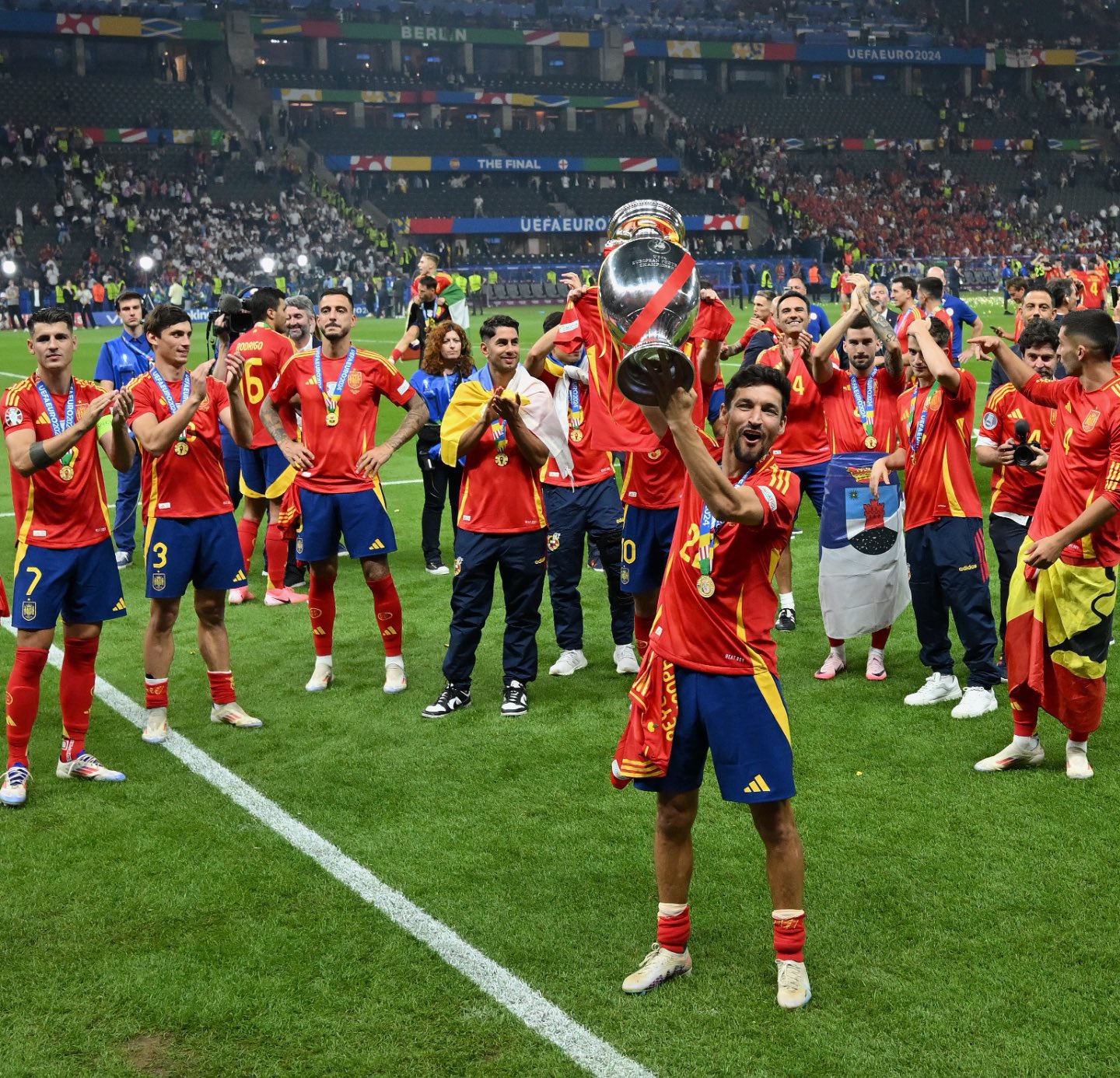 Jesús Navas levanta el trofeo de la Euro 2024