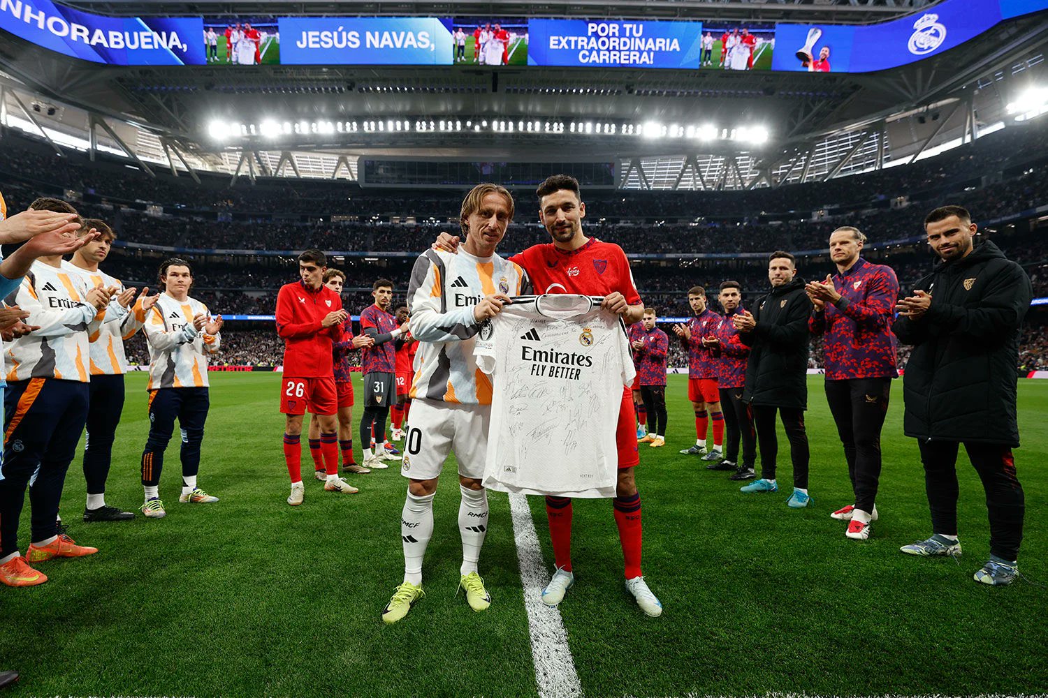 Jesús Navas junto a Modric en su último partido profesional
